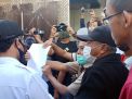 Aksi sejumlah warga di tengah proses pembongkaran pagar tembok penutup jalan rumah warga di Ponorogo