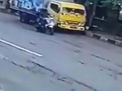 Tangkapan layar video CCTV yang merekam aksi dua pelaku mencuri uang sopir truk di Jalan Margorejo, Wonocolo, Surabaya