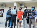 Pengedar narkoba dan sabu yang hendak diedarkannya diamankan di Mapolsek Sukolilo, Surabaya