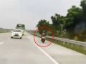 Tangkapan layar video viral pengendara motor melaju di Tol Mojokerto-Jombang 