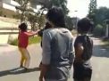 Tangkapan layar video pengeroyokan remaja perempuan di Surabaya yang beredar di medsos