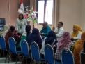 Kanit PPA Polrestabes Surabaya, AKP Ruth Yeni memberikan pengarahan kepada para orangtua pengeroyok di Gedung Satreskrim