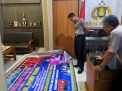 Kapolres Nganjuk AKBP Handono Subiakto melihat barang bukti yang disita dari para pengikut IMD 'King of The King' di Nganjuk