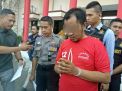 Kanit Resmob Polrestabes Surabaya, Iptu Bima Sakti (kiri) menginterogasi tersangka