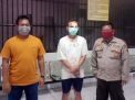 Predator anak (tengah) saat akan dijebloskan ke sel tahanan Mapolrestabes Surabaya