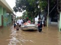 Petugas BPBD menolong warga terdampak banjir di Kota Pasuruan