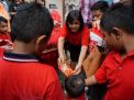 Anak-anak berebut angpao dalam perayaan Imlek 2020 di Kampung Pecinan, Surabaya (Foto-foto: Fajar Mujianto/jatimnow.com)