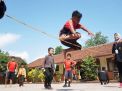 Dengan ceria dan semangat, para siswa SDN 2 Bandung, Tulungagung memainkan permainan tradisional
