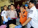 Kurir 200 pil ekstasi dan barang bukti diamankan di Mapolres Pelabuhan Tanjung Perak, Surabaya