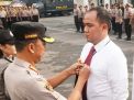 Kapolrestabes Surabaya Kombes Pol Sandi Nugroho memberikan pin emas dari Kapolri Jenderal Idham Aziz kepada Iptu Giadi Nugraha