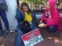 Vera Rosalinda, salah satu emak peserta demo tolak sistem zonasi yang pingsan di depan Gedung Negara Grahadi, Surabaya