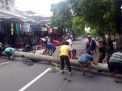 Warga mengevakuasi pohon tumbang yang menimpa becak di Tulungagung