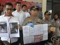 Kapolres Bogor AKBP Muhammad Joni menunjukkan barang bukti penampangan emas ilegal atau gurandil