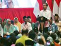 Presiden Jokowi dalam acara pembagian 3.200 sertipikat tanah di Gresik
