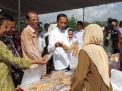 Di Magetan, Presiden Jokowi Borong Jajanan Buat Cucunya Jan Ethes