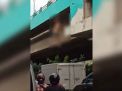 Tangkapan layar video pria bunuh diri loncat dari Fly Over Pasar Kembang, Surabaya yang beredar