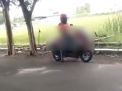 Tangkapan layar video viral pria onani di atas motor