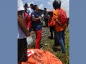 Proses evakuasi jenazah pria yang tewas tertabrak kereta api di Kota Malang