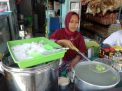 Salah satu produsen dan pedagang kue klepon di Pasuruan