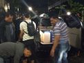 Polisi menyita sejumlah barang bukti dari rumah tempat produksi miras oplosan di Surabaya yang mereka gerebek