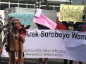 Forum Arek Suroboyo Wani saat menggelar aksi di depan Mapolrestabes Surabaya menuntut agar akun Facebook penghina Wali Kota Risma ditangkap