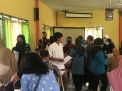 Puluhan wali murid saat geruduk SMA Negeri 1 Puri Mojokerto