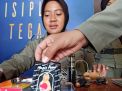 Petugas Satpol PP Kota Mojokerto menunjukkan tisu magic yang disita dari salah satu pelajar bolos