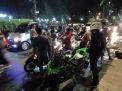 Sejumlah kendaraan diperiksa dalam razia yang digelar Polsek Genteng di Jalan Pemuda, Surabaya