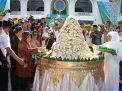 Kemesraan Gubernur Khofifah dan Wali Kota Risma dalam Megengan Kubro 1440 Hijriah di Masjid Al Akbar Surabaya 
