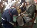 'Ritual' basuk kaki ibu oleh para siswa baru di SMA Negeri 1 Mojosari, Mojokerto