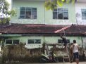Prihatin, Warga Kerja Bakti Perbaiki Atap Gedung SDN 1 Meri Kota Mojokerto