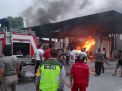 Petugas berusaha memadamkan api yang membakar SPBU Siduro, Ponorogo