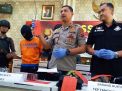 Kapolresta Sidoarjo Kombes Pol Zain Dwi Nugroho dan Kasatreskrim Kompol M Harris membeberkan barang bukti kejahatan para perampok