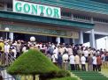 Ribuan santri melaksanakan salat jenazah di Masjid Ponpes Gontor Ponorogo