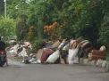 Sampah Sofa Ditumpuk di Jalan Raya, Mengapa Dibiarkan?