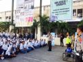 Kasatlantas Polrestabes Surabaya, AKBP Eva Guna Pandia memberikan sosialisasi kepada siswa baru di SMKN 1