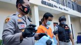 Satpam perumahan elit yang jadi pengedar narkoba jenis sabu diamankan di Mapolsek Sukolilo, Surabaya