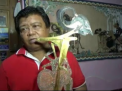 Isyanto bersama hasil karyanya wayang berlapis emas