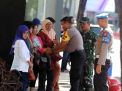 Senyum dan tawa Polisi dan TNI saat menyapa warga di Jalan Basuki Rahmat, Surabaya (Foto-foto: Budi Sugiharto/jatimnow.com)