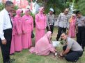 Anggota Polres Situbondo tanam pohon 'cinta' setelah sidang nikah