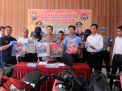 Kapolres Madiun, AKBP Ruruh Wicaksono menunjukkan barang bukti dan tersangka sindikat curanmor