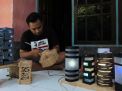 Soni Candra Kurniawan, sopir travel yang kini tekuni kerajinan tangan lampu hias di Jombang