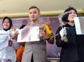 Kapolres Mojokerto, AKBP Setyo Koes Heriyatno menunjukkan barang bukti pembacokan 