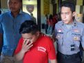 Susilo (tengah) suami yang tega jual istrinya untuk layanan seks threesome diamankan di Mapolrestabes Surabaya