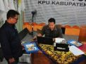 Salah satu pengurus parpol menyerahkan LPSDK ke KPU Kabupaten Pasuruan 