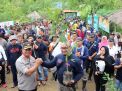 Kapolres Tulungagung AKBP Eva Guna Pandia mengikuti penanaman 2.500 pohon di Argo Patuk Candi Dadi, Desa Junjung, Kecamatan Sumbergempol