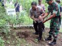 Kapolres Tulungagung AKBP Eva Guna Pandia saat ikut menanam 2.500 pohon di Argo Patuk Candi Dadi, Desa Junjung, Kecamatan Sumbergempol