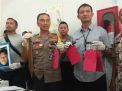 Kapolrestabes Surabaya, Kombes Pol Sandi Nugroho dan Kasatreskrim AKBP Sudamiran membeberkan barang bukti kejahatan sang bandit