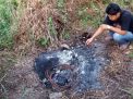 Kawat bekas ban yang ditemukan di lokasi penemuan tengkorak manusia di Mojokerto