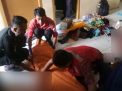 Polisi evakuasi korban pembunuhan di Surabaya